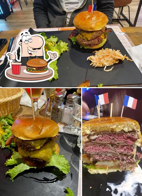 Commandez un hamburger à WOODY'S SPORT BAR