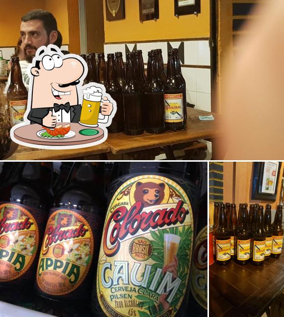 Desfute um copo de cerveja leve ou escura