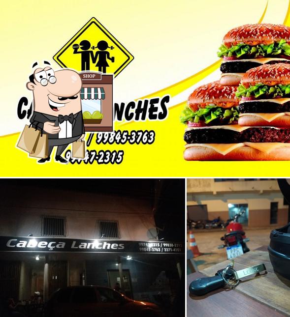 A exterior e cidadãos do restaurante