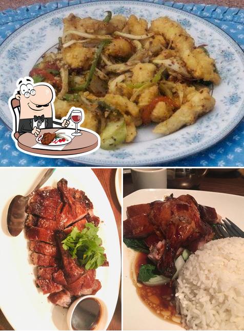 Tómate un plato con carne en New Dancing Dragon Bar & Restaurant 文記大飯店
