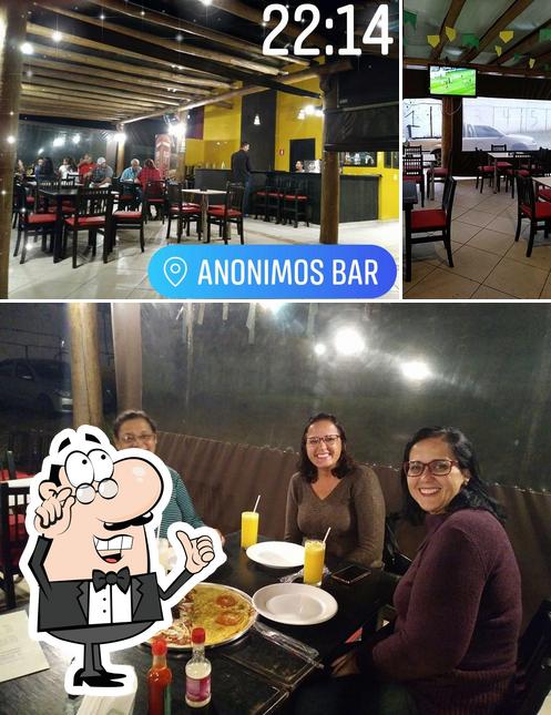 O interior do Anonimos BAR