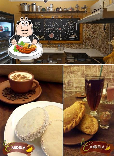 Confira a foto mostrando comida e quadro-negro no Candela Café