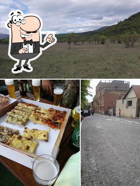 La foto di esterno e pizza da Bar e Sala Feste Di Genova Manola