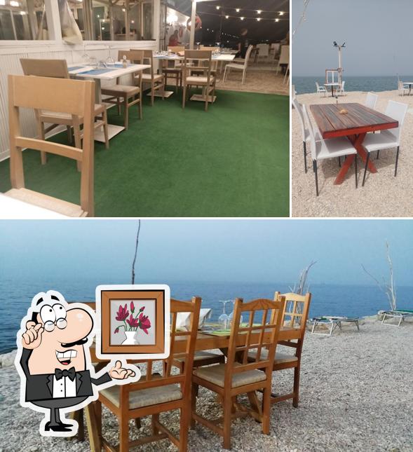 Siediti a un tavolo di La Cala Ristorante Bar