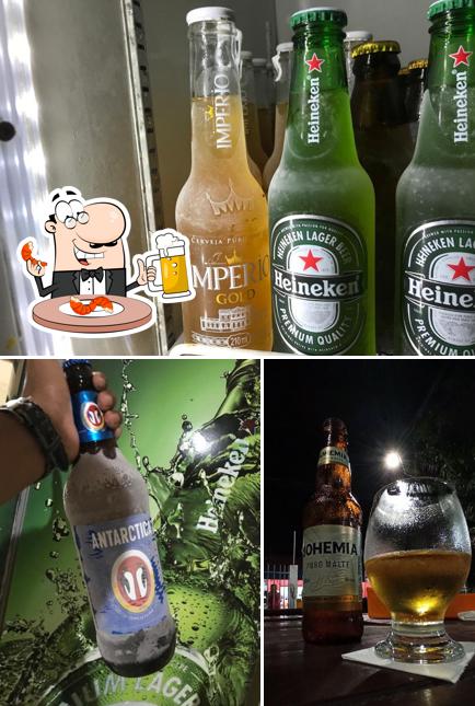 Desfute um copo de cerveja leve ou escura