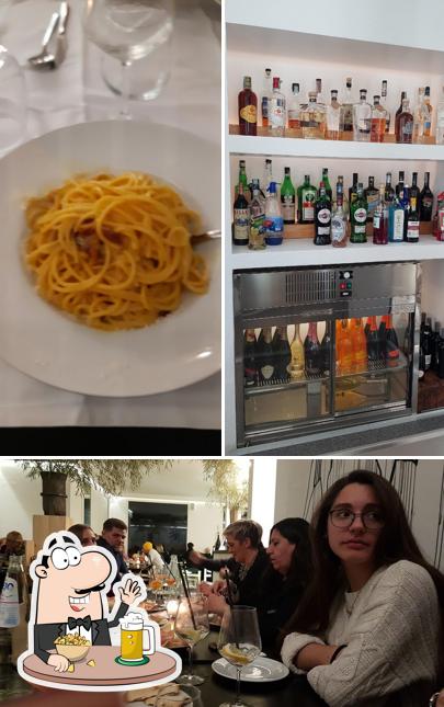 Puoi ordinare un rinfrescante bicchiere di birra chiara o scura