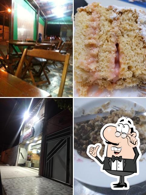 Sente em uma das mesas no RESTAURANTE & LANCHONETE,PIZZARIA JAPONESA