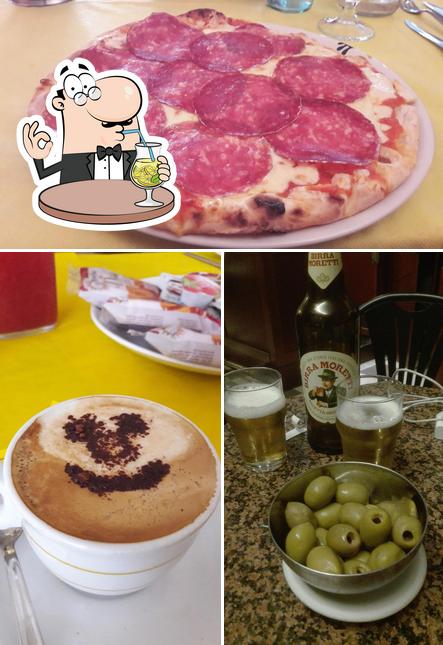 La bevanda e pizza del ristorante