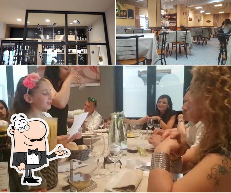 La interni e tavolo da pranzo del ristorante