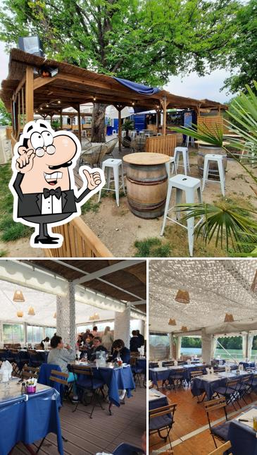 Installez-vous à l'une des tables de Chez Paulette