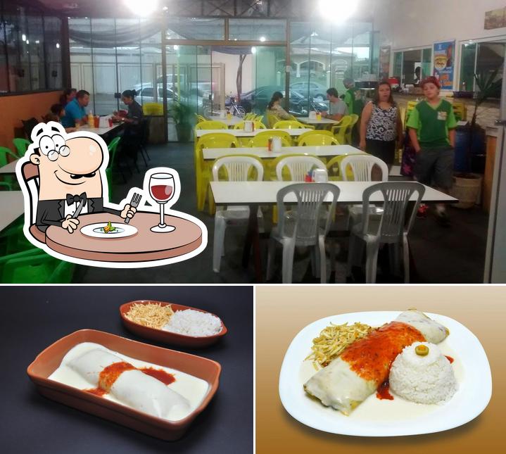 O Restaurante Denis Lanches se destaca pelo comida e interior