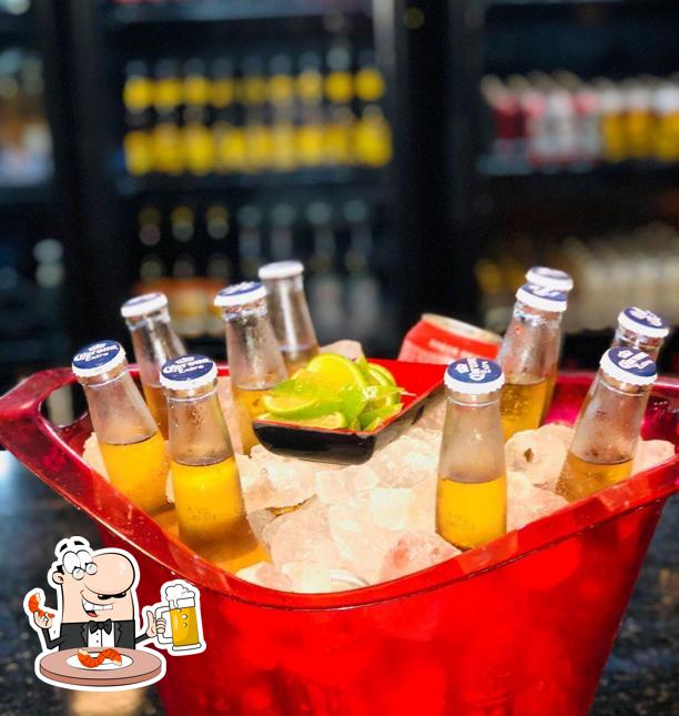 Desfute uma tulipa de cerveja leve ou escura