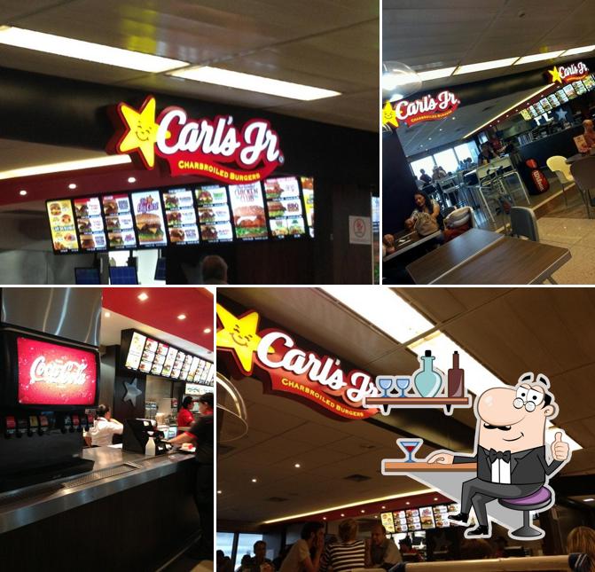 O interior do Carl's Jr