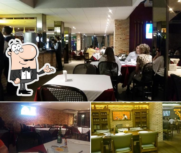Sente em uma das mesas no Ferreiro Grill