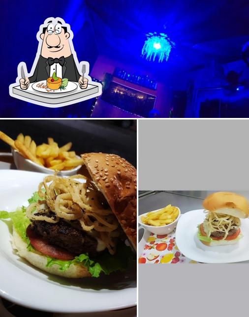 Confira a foto ilustrando comida e balcão de bar no KAZA DA MEDUZA