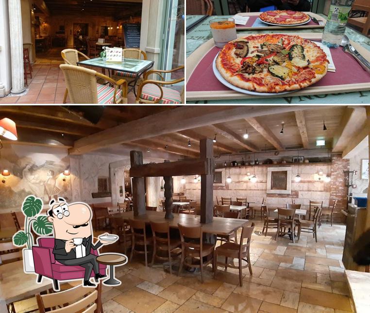 La intérieur et pizza du restaurant