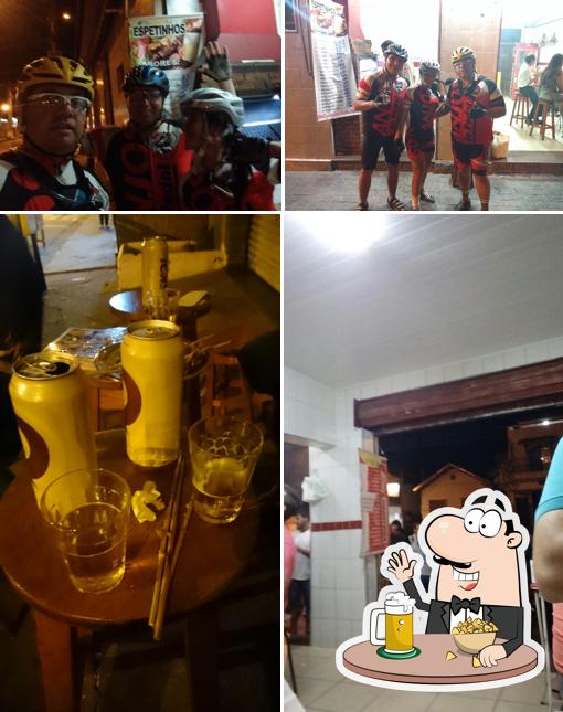 Peça um copo de cerveja leve ou escura