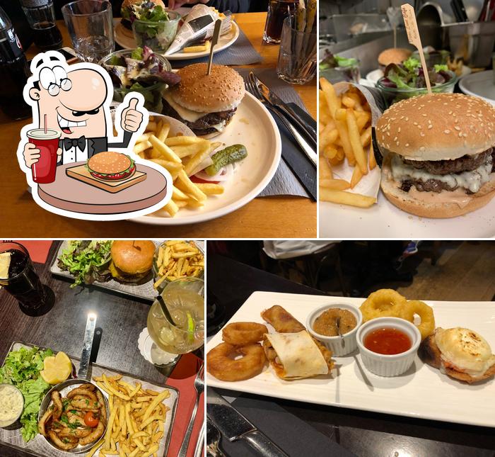 Gustati uno dei tipi di hamburger proposti a Demi Lune Café