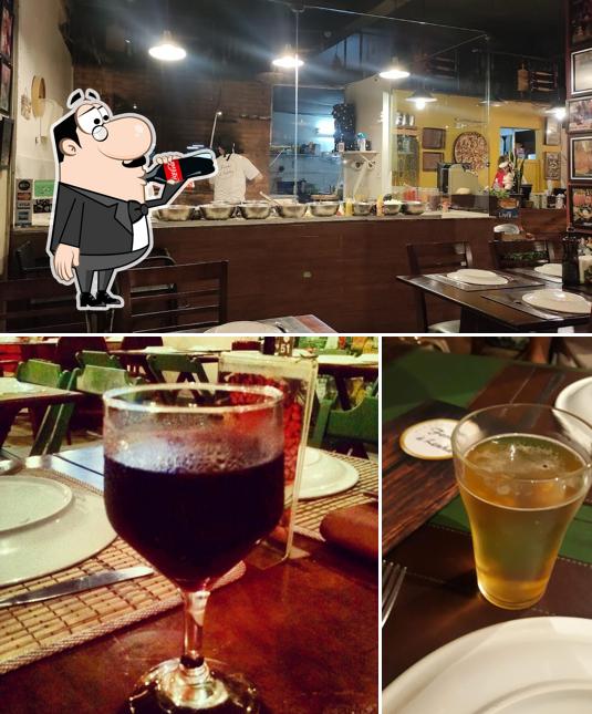 Dê uma olhada a foto ilustrando bebida e interior a Pizzaria Forno à Lenha