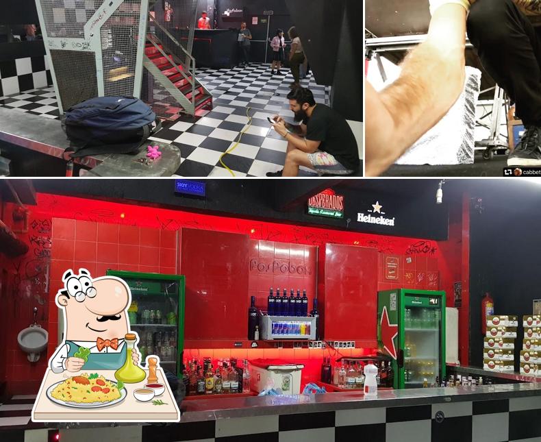 Entre diferentes coisas, comida e interior podem ser encontrados no Fosfobox Bar Club