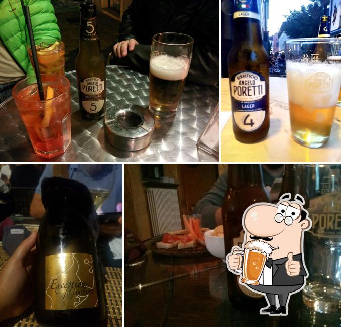 Puoi prenderti un rinfrescante bicchiere di birra chiara o scura