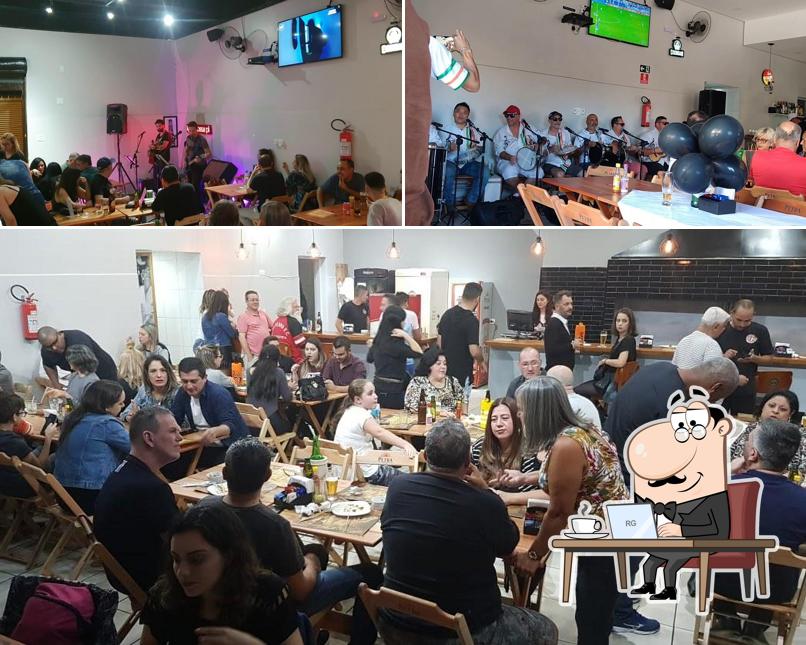 Veja imagens do interior do Os Tchapas Beer & Grill