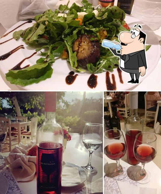 Take a look at the picture displaying drink and food at En Kefallinia -Εν Κεφαλληνία