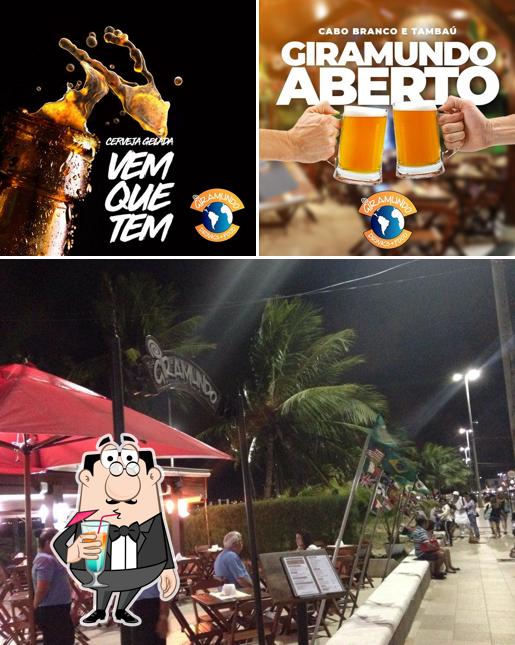 A imagem da bebida e exterior no Giramundo Drinks + Food Tambaú