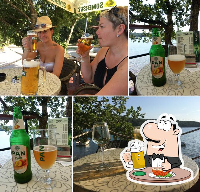 Puoi ordinare un rinfrescante bicchiere di birra chiara o scura