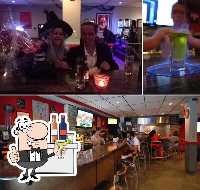 Взгляните на эту фотографию, где видны барная стойка и напитки в Bar Sora