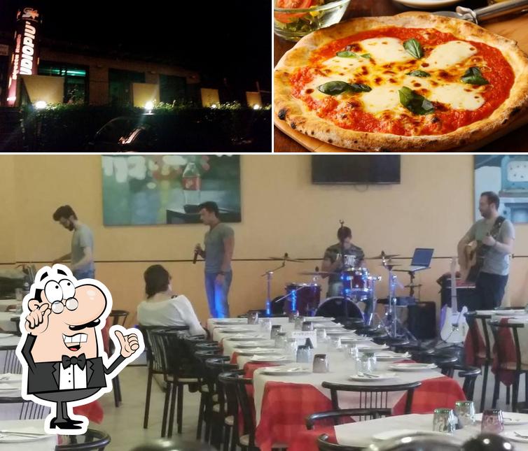 Questa è la immagine che mostra la interni e pizza di Bar ristorante Blue Moon