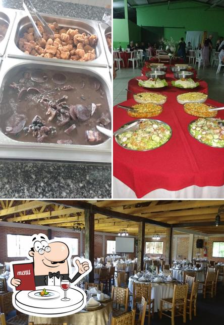 A comida e interior do restaurante