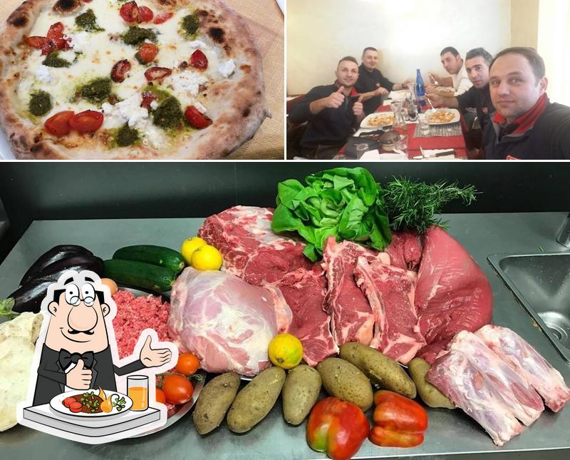 Tra le varie cose da Due Fratelli si possono trovare la cibo e tavolo da pranzo