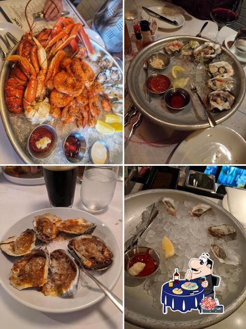 В "Jax Fish House & Oyster Bar" вы можете отведать различные блюда с морепродуктами