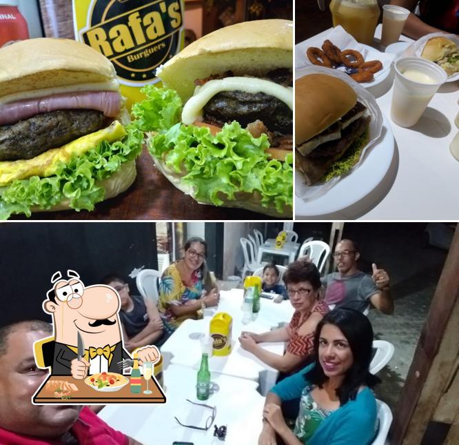 A imagem da comida e interior no Rafa's Burguers