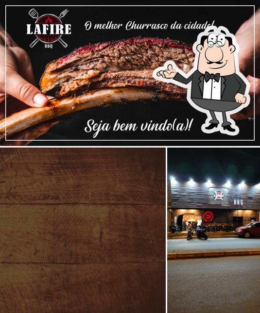 Esta é a ilustração ilustrando interior e comida no LAFIRE BBQ