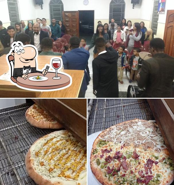 Confira a imagem mostrando comida e interior no Pizzaria Do Léo