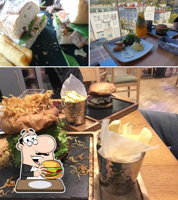 Commandez un hamburger à Largo's View І Ресторант Благоевград І Пицария Благоевград І Ресторант за тържества Благоевград І Обедно меню