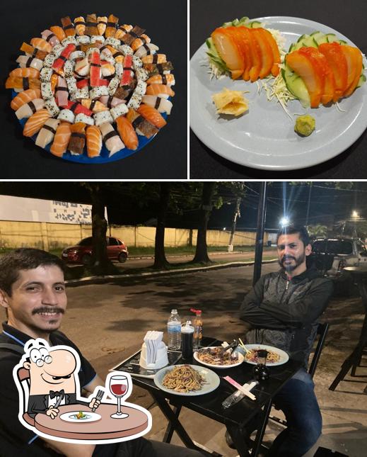 Dê uma olhada a imagem apresentando comida e mesa de jantar no Sushi Yakusoku, Santa Izabel