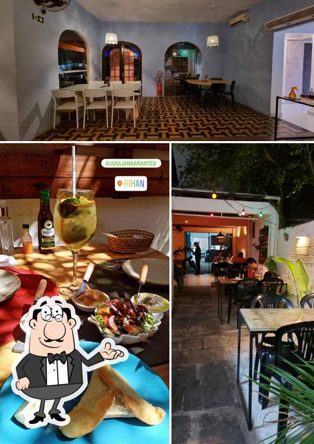 A foto da interior e mesa de jantar no Rihan Culinária Árabe