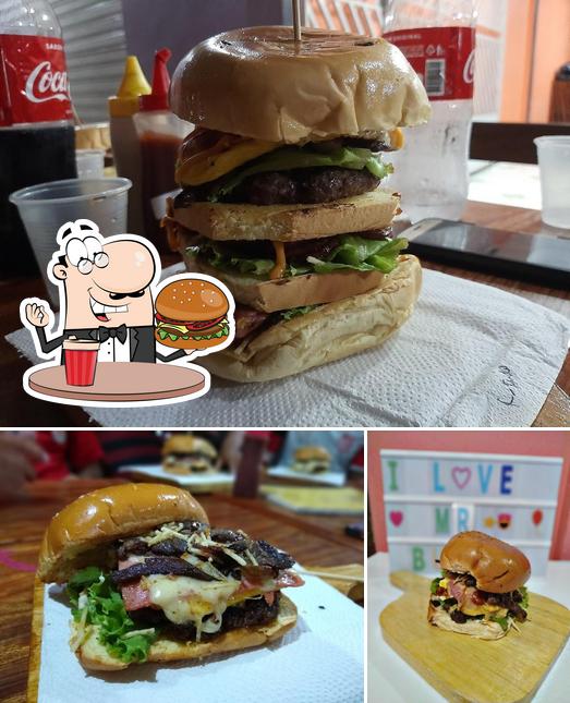 Peça um hambúrguer no Mr. Burger Orixi