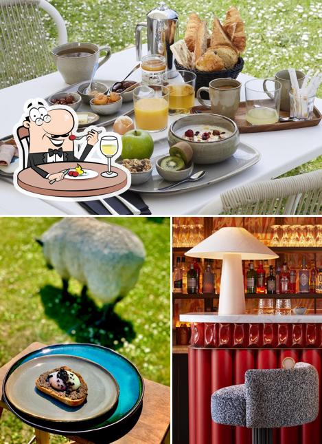Parmi les différentes choses de la nourriture et la comptoir de bar, une personne peut trouver sur Jardin Restaurant de L'Hôtel Silhouette Biarritz