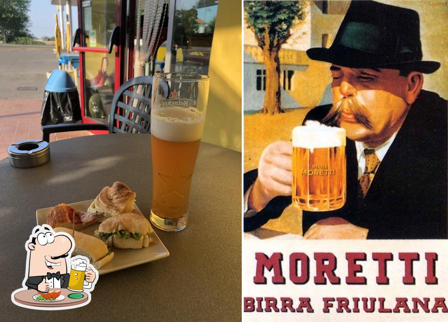 Puoi ordinare un rinfrescante bicchiere di birra chiara o scura