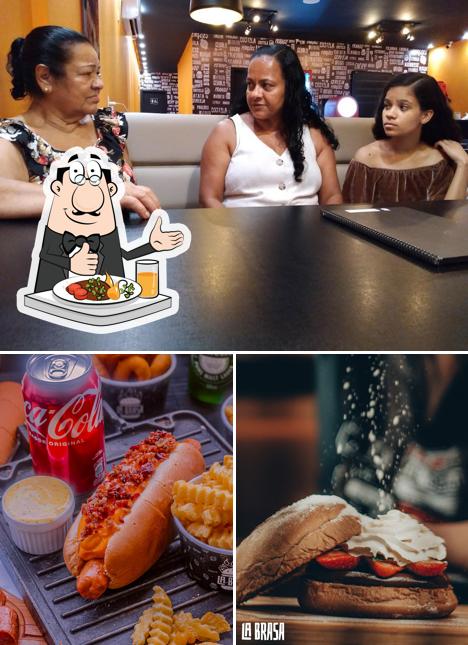 Dê uma olhada a ilustração mostrando comida e balcão de bar no La Brasa Burguer