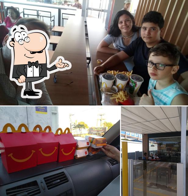 Sente em uma das mesas no Mc Donald's