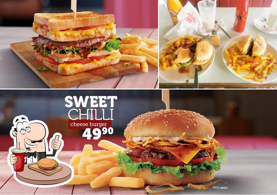 Probiert einen Burger bei Wimpy Engen 1 Stop Highveld East