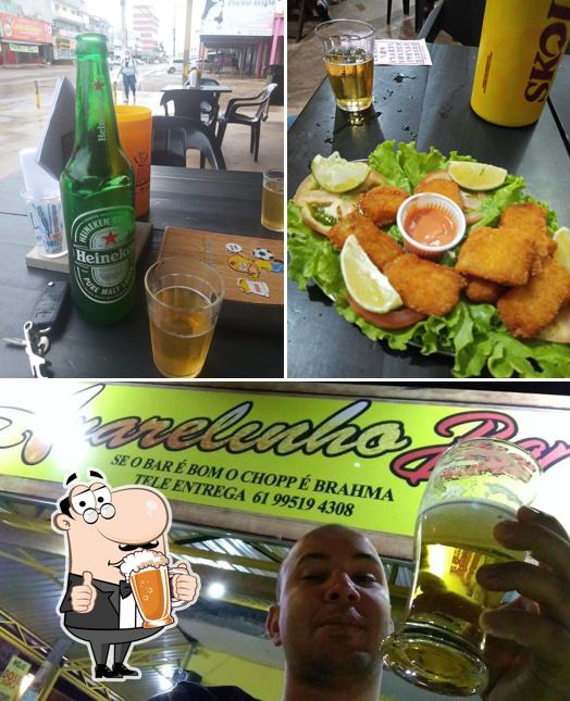 Desfute um copo de cerveja leve ou escura