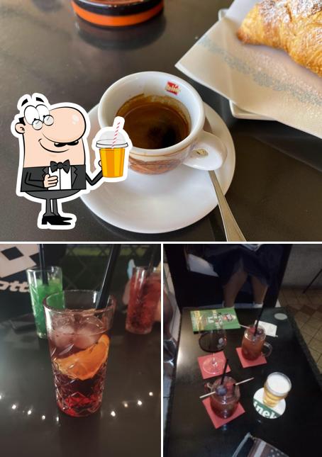 Goditi qualcosa da bere a Cafè Roma di Giupponi Snc