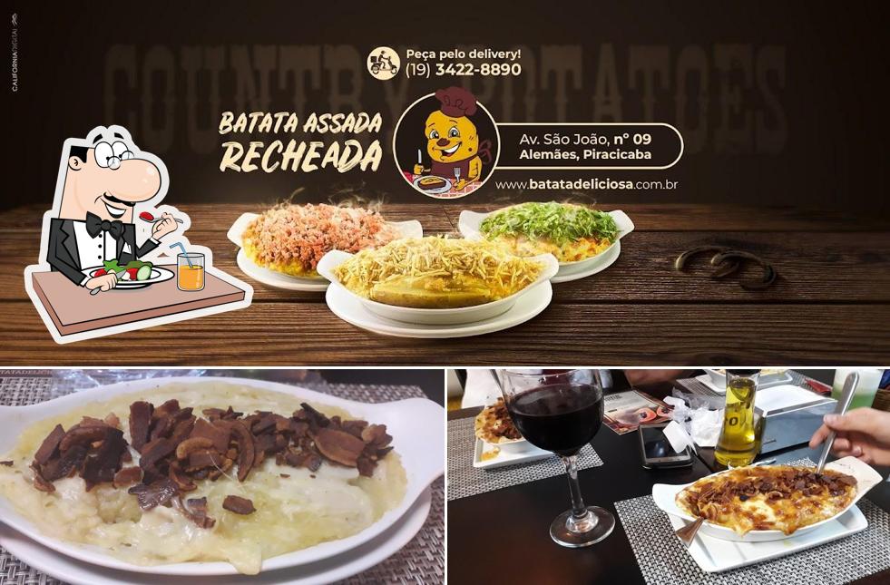 Comida em Country Potatoes - Batata Assada Recheada desde 1985