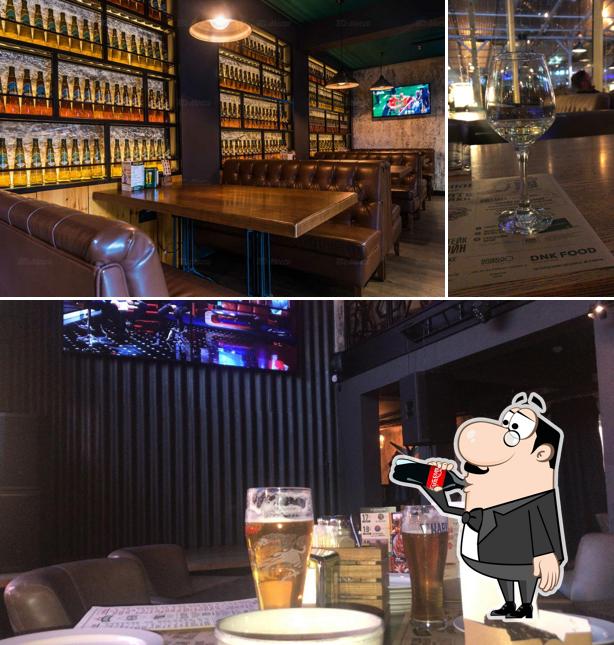 Это снимок, где изображены напитки и барная стойка в Хамовники